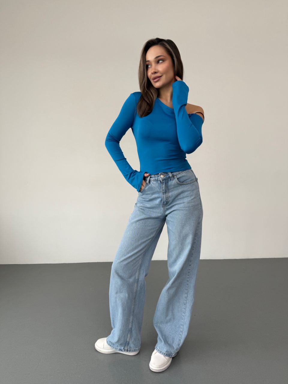 Женский легкий лонгслив на одно плече голубого цвета 35852