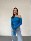 Женский легкий лонгслив на одно плече голубого цвета 35852