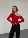 Женский легкий лонгслив на одно плече красного цвета 35850