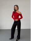 Женский легкий лонгслив на одно плече красного цвета 35850