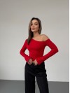 Женский легкий лонгслив на одно плече красного цвета 35850