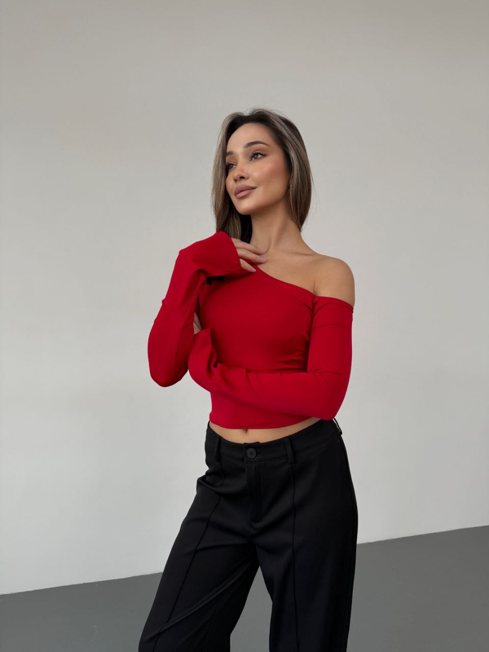 Женский легкий лонгслив на одно плече красного цвета 35850