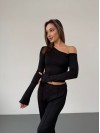 Жіночий легкий лонгслів на одне плече чорного кольору 35846