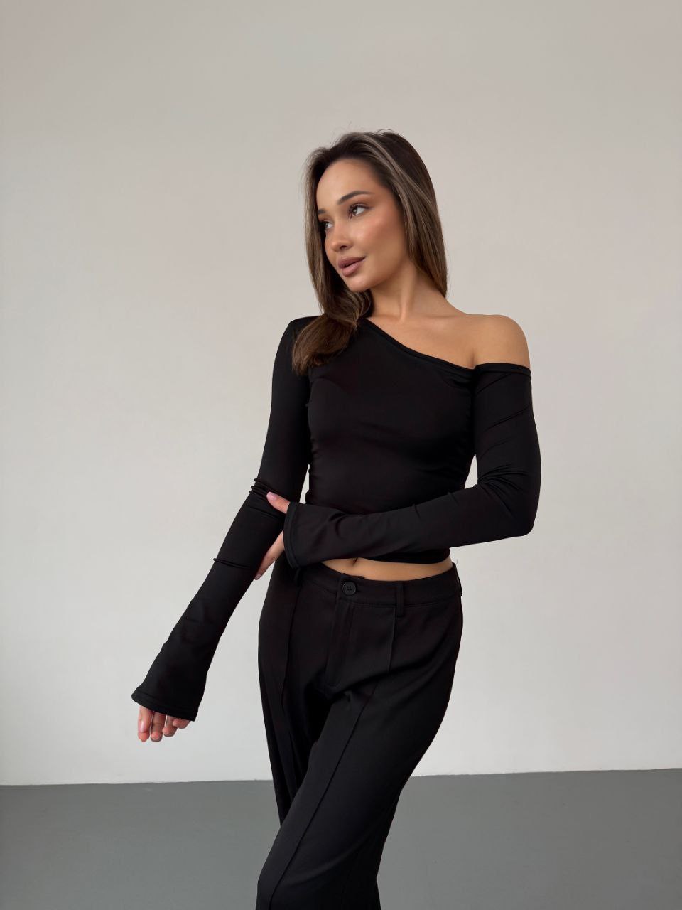 Жіночий легкий лонгслів на одне плече чорного кольору 35846