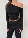 Жіночий легкий лонгслів на одне плече чорного кольору 35846