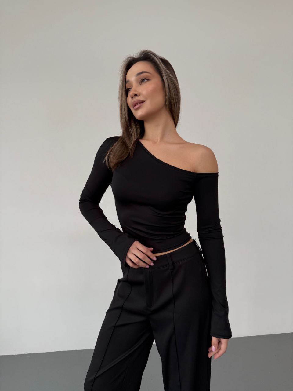 Жіночий легкий лонгслів на одне плече чорного кольору 35846