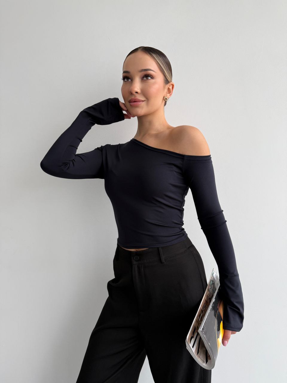 Женский легкий лонгслив на одно плече графитового цвета 35847