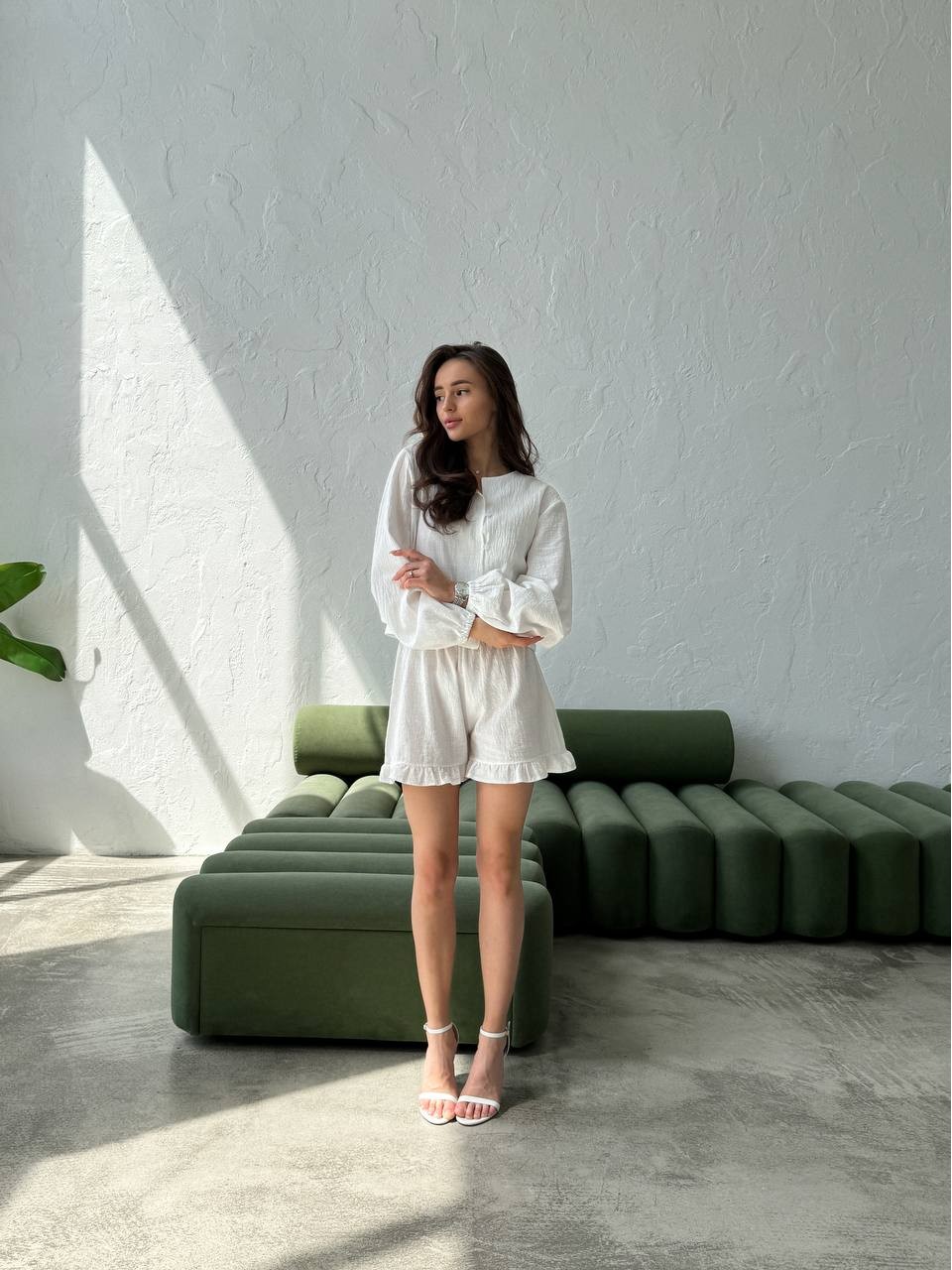 Жіночий льняний костюм з шортами молочного кольору 34032