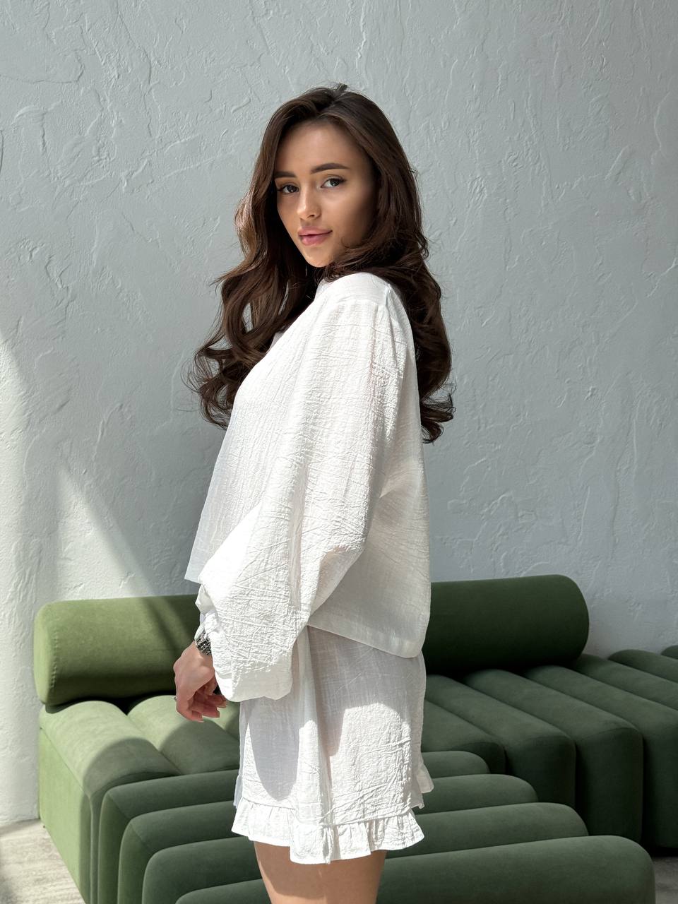 Жіночий льняний костюм з шортами молочного кольору 34032