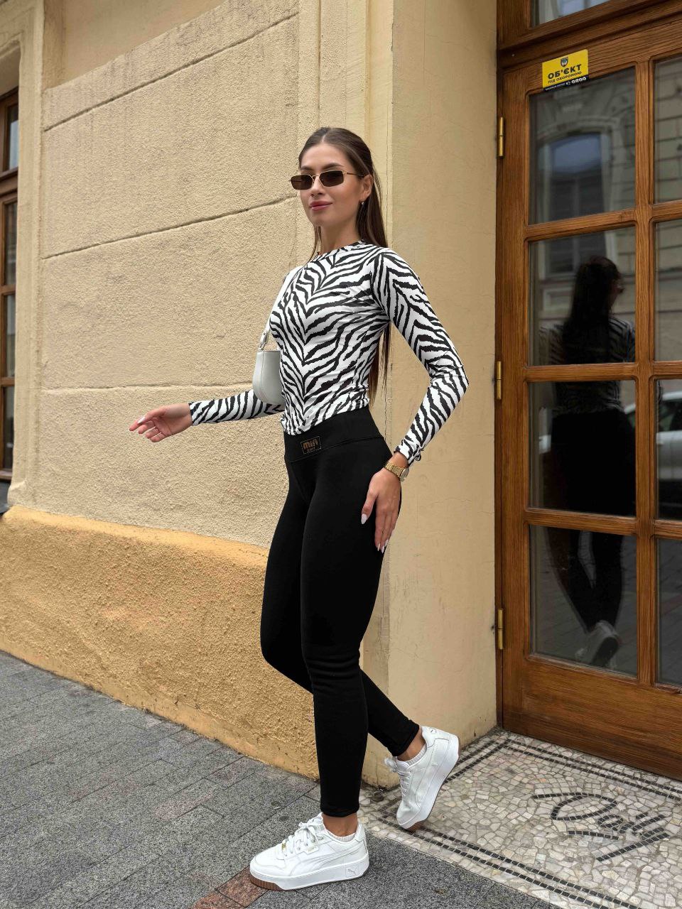 Женский лонгслив черно-белого цвета 35320