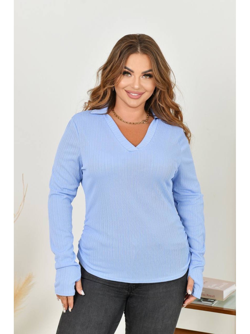 Женский лонгслив с воротником голубого цвета 35231