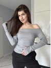 Женский лонгслив с открытыми плечами серого цвета 35506