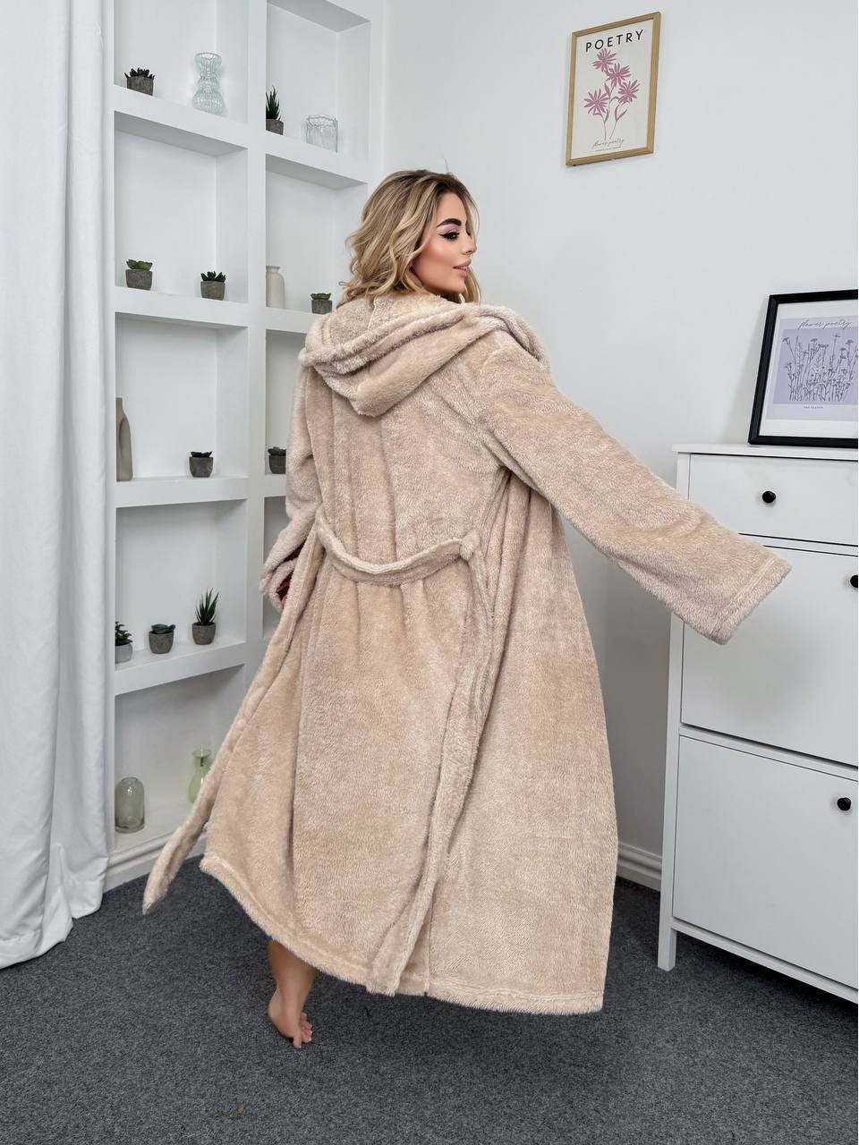 Женский махровый халат с капюшоном бежевого цвета 35282