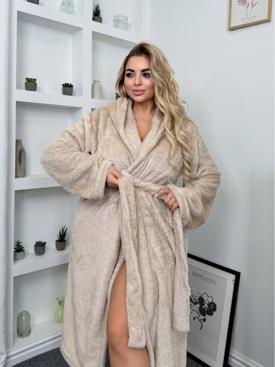 Женский махровый халат с капюшоном бежевого цвета 35282