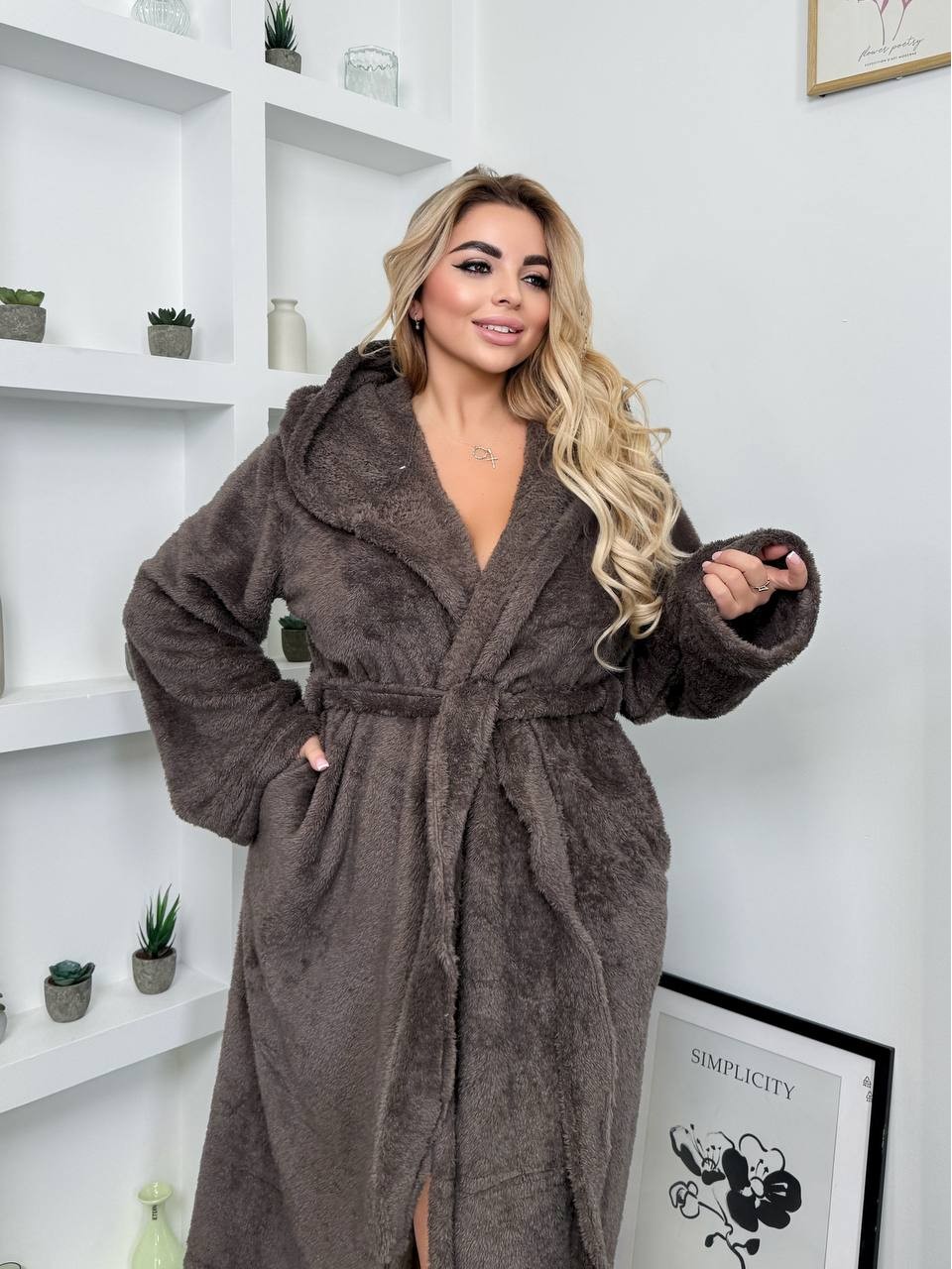 Женский махровый халат с капюшоном коричневого цвета 35281