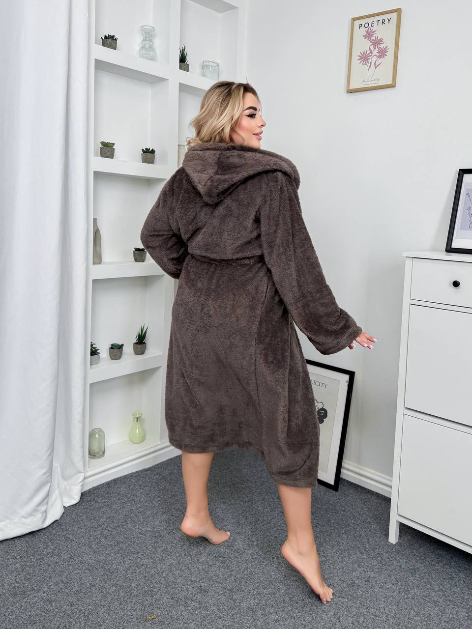 Женский махровый халат с капюшоном коричневого цвета 35281