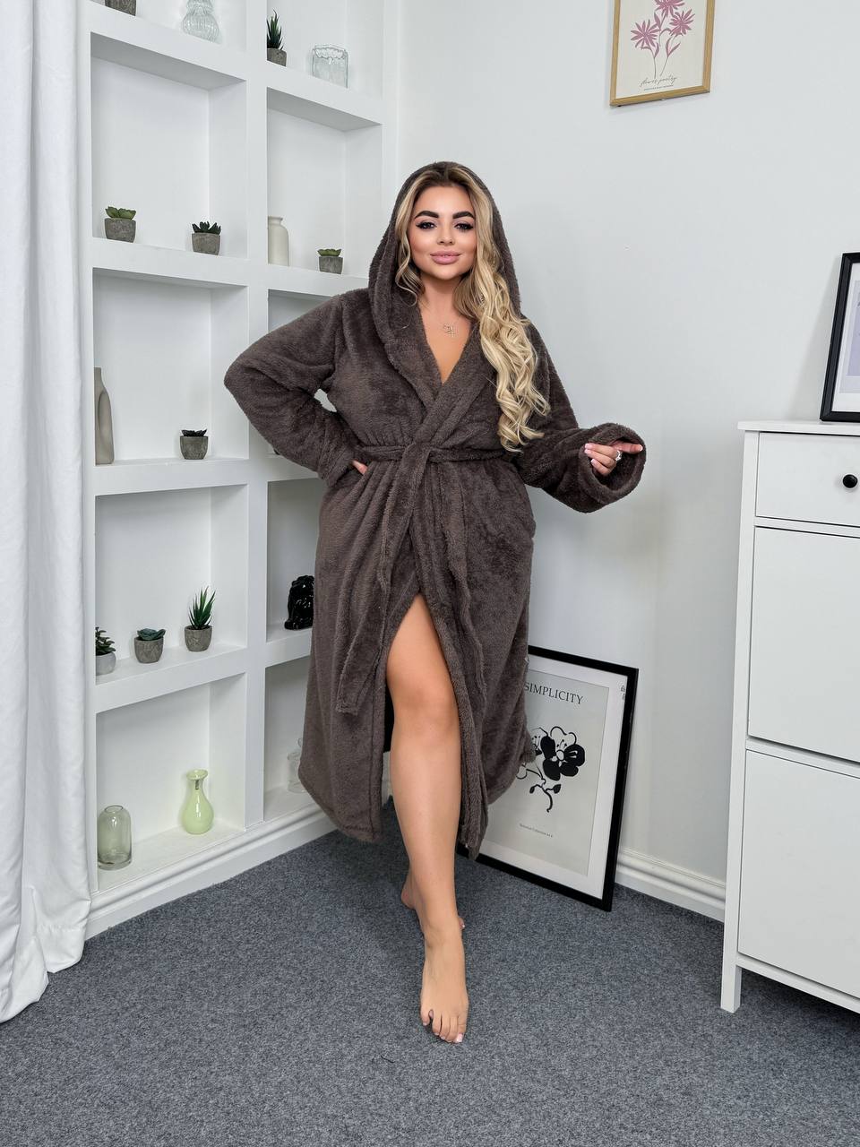 Женский махровый халат с капюшоном коричневого цвета 35281