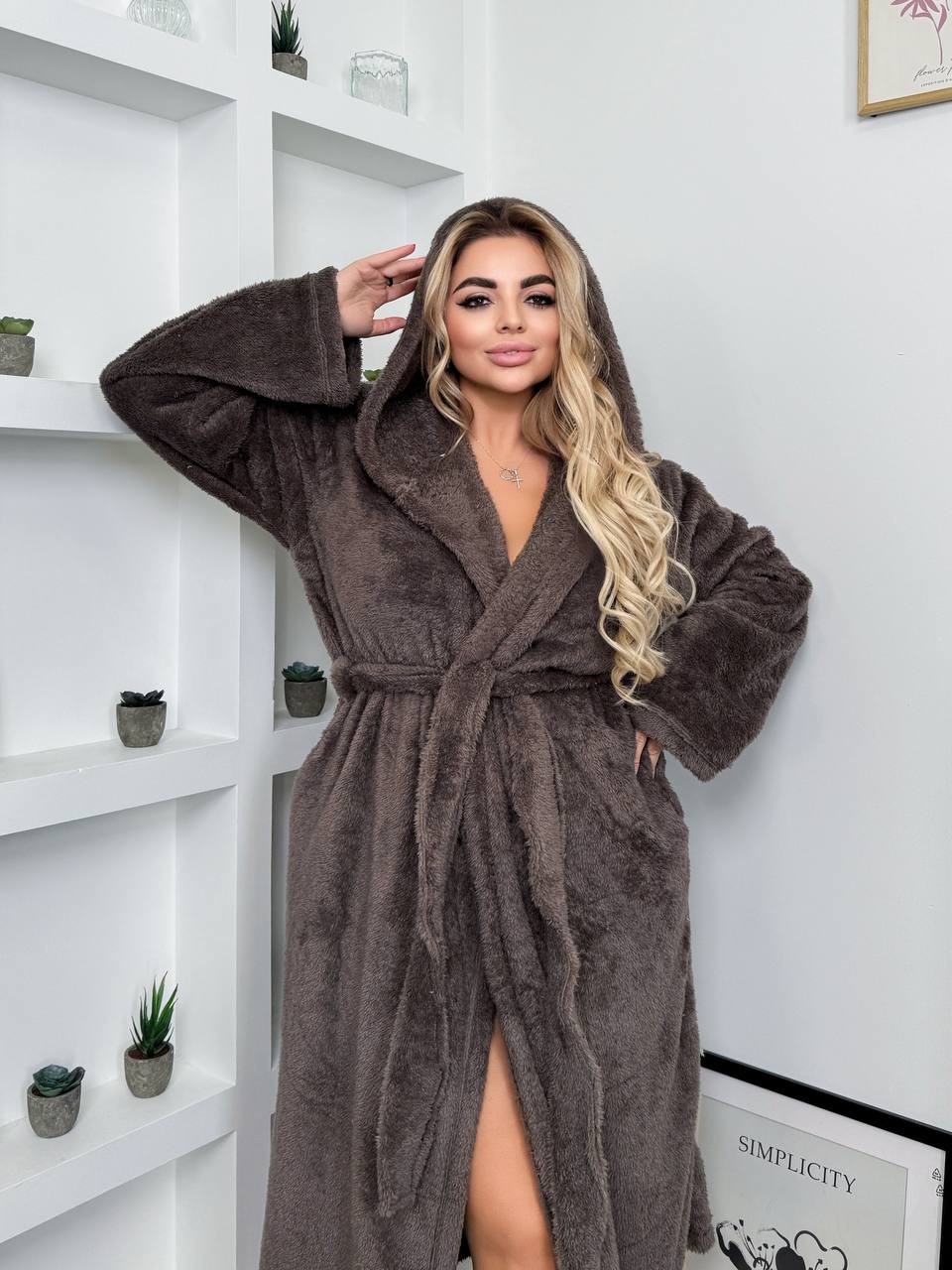 Женский махровый халат с капюшоном коричневого цвета 35281