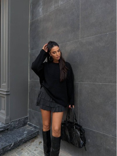 Жіночий об'ємний светр чорного кольору 36044