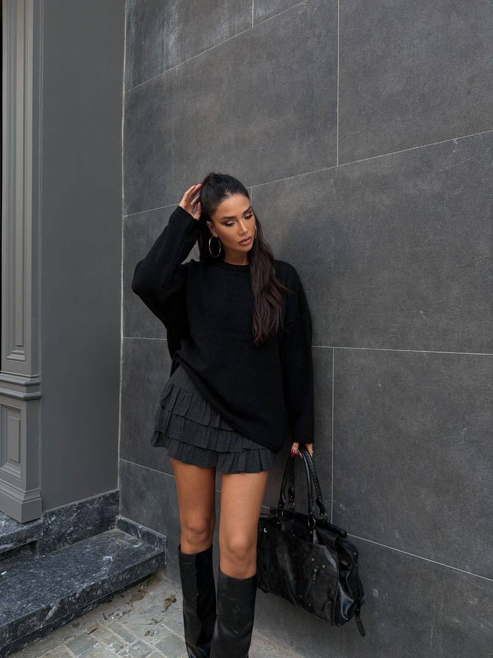 Жіночий об'ємний светр чорного кольору 36044