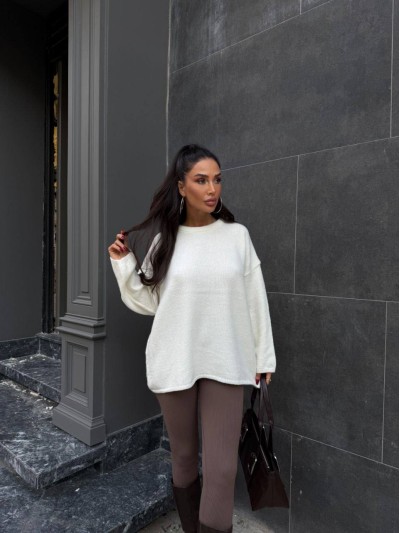 Жіночий об'ємний светр молочного кольору 36043