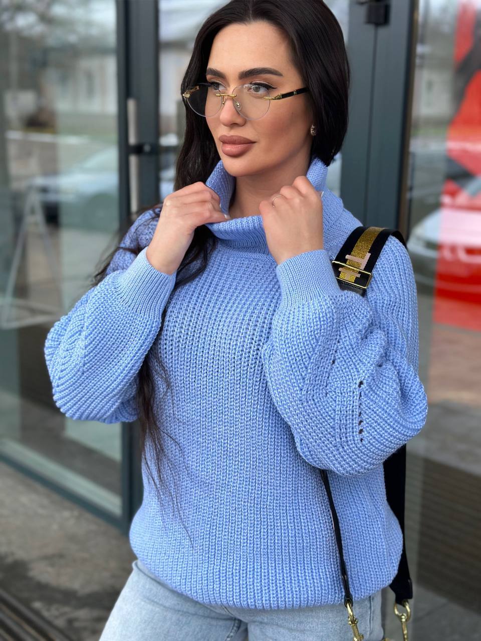 Жіночий однотонний светр із горловиною блакитного кольору 30264