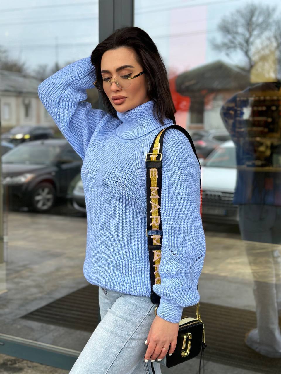 Жіночий однотонний светр із горловиною блакитного кольору 30264