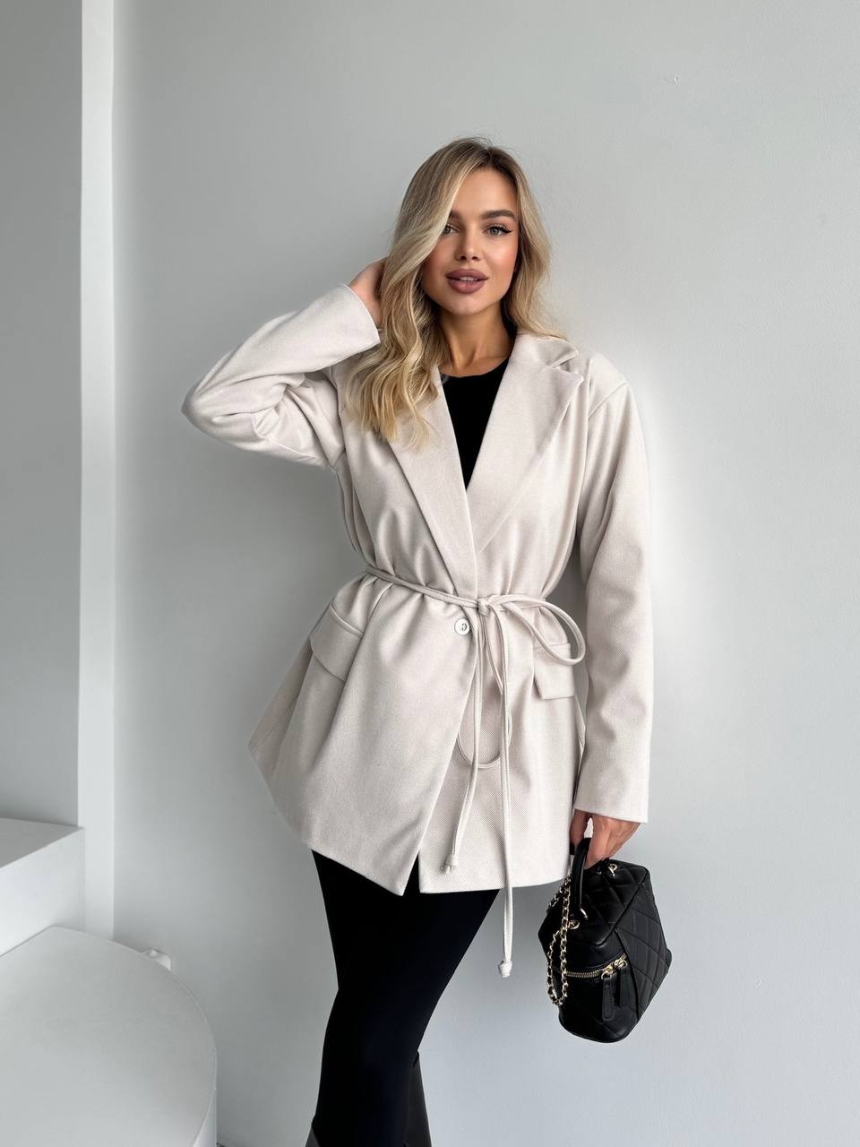 Женский пиджак с плечиками бежевого цвета 35223