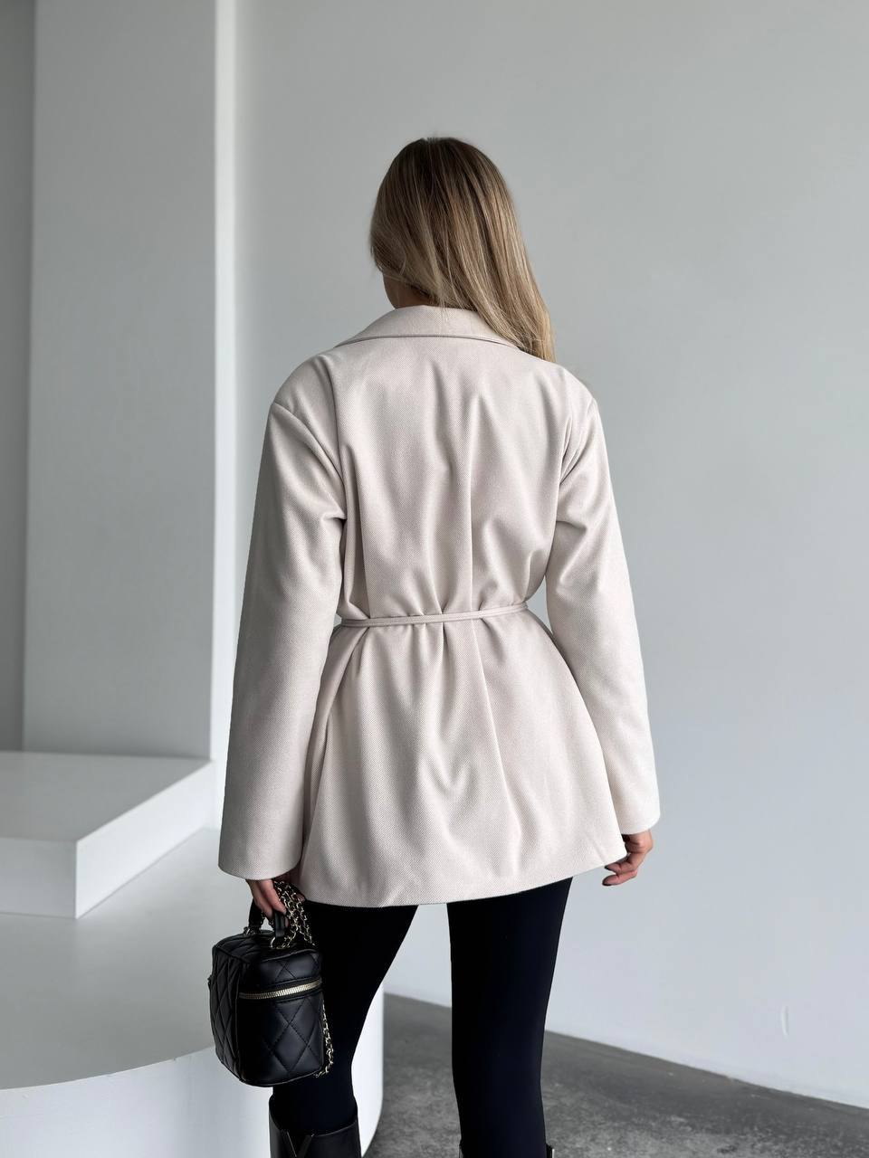 Женский пиджак с плечиками бежевого цвета 35223