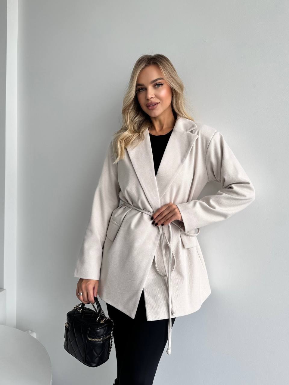 Женский пиджак с плечиками бежевого цвета 35223
