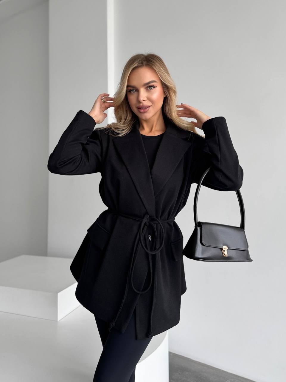 Женский пиджак с плечиками черного цвета 35221