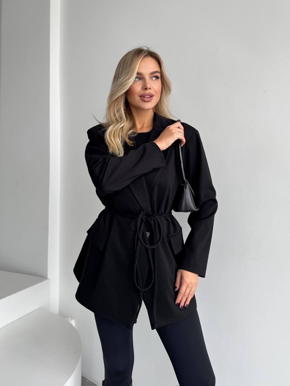 Женский пиджак с плечиками черного цвета 35221