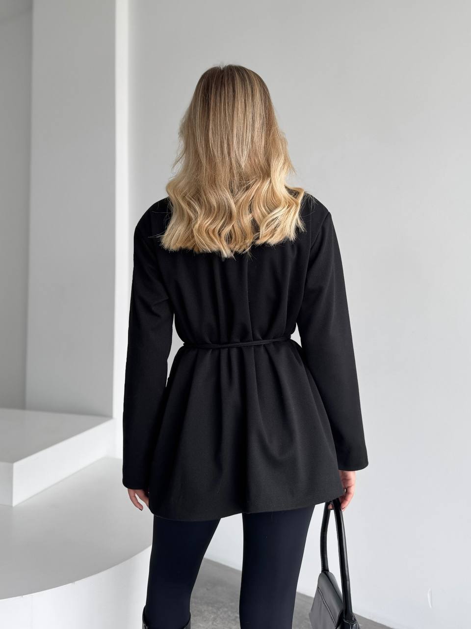 Женский пиджак с плечиками черного цвета 35221