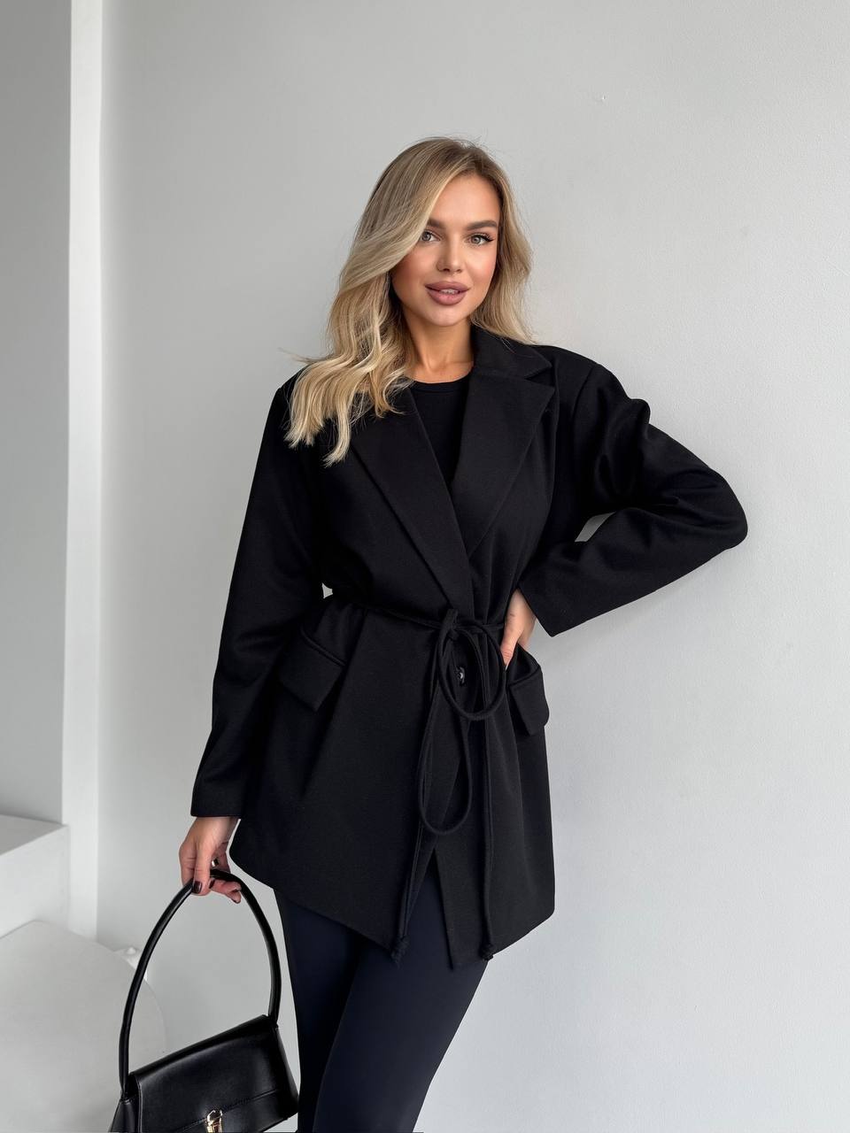 Женский пиджак с плечиками черного цвета 35221