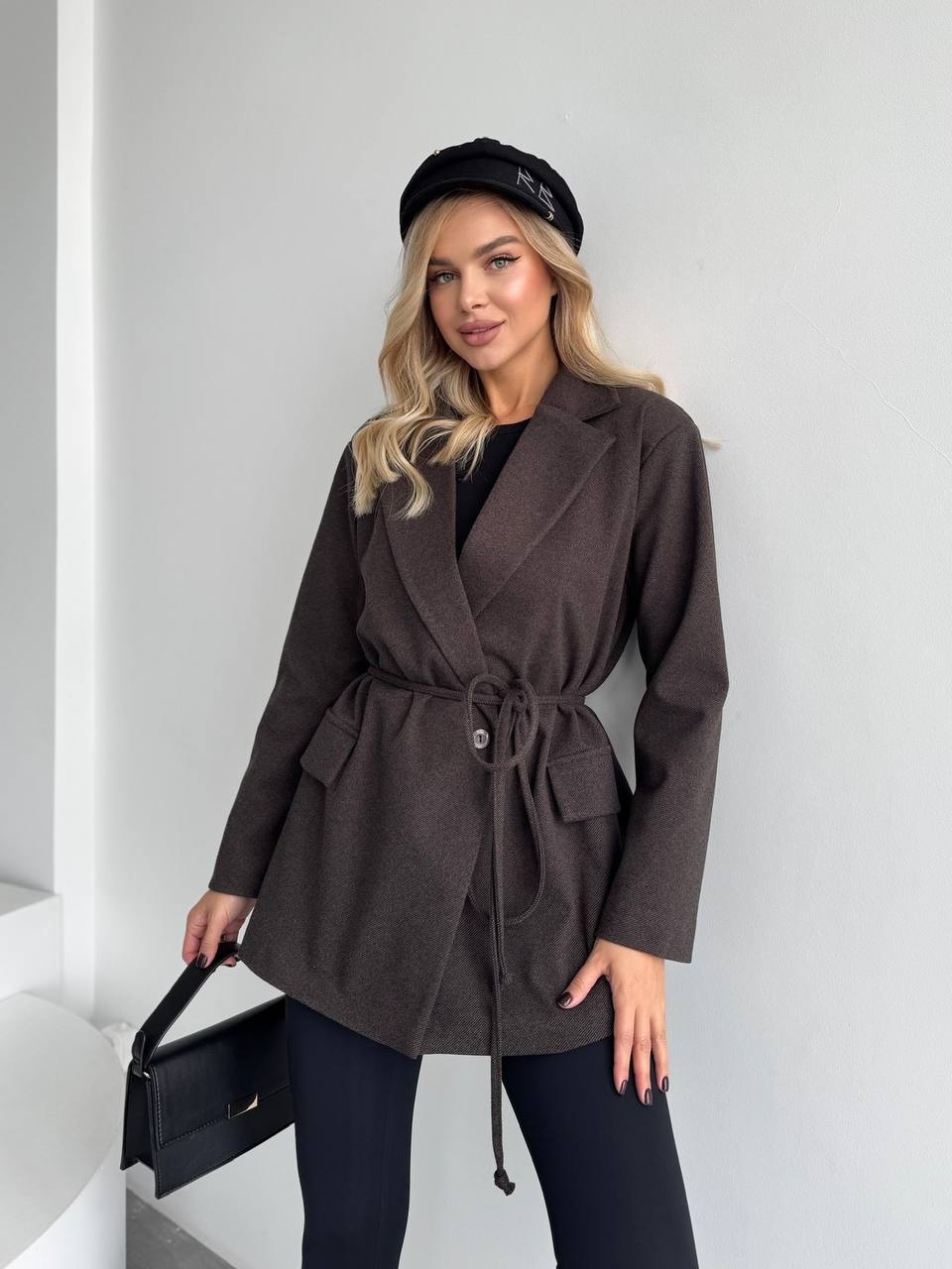 Женский пиджак с плечиками коричневого цвета 35224