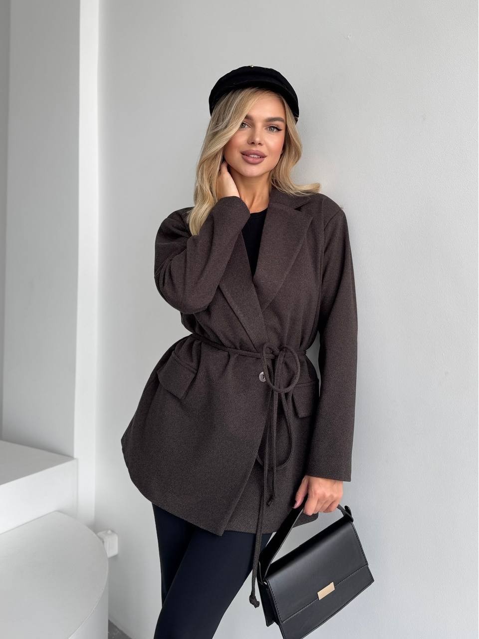 Женский пиджак с плечиками коричневого цвета 35224