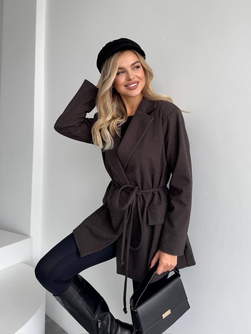 Женский пиджак с плечиками коричневого цвета 35224