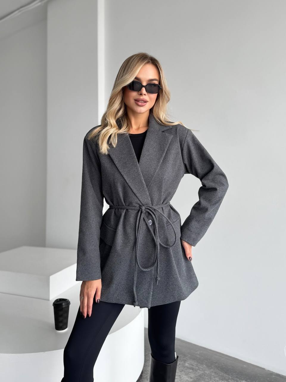 Женский пиджак с плечиками серого цвета 35222