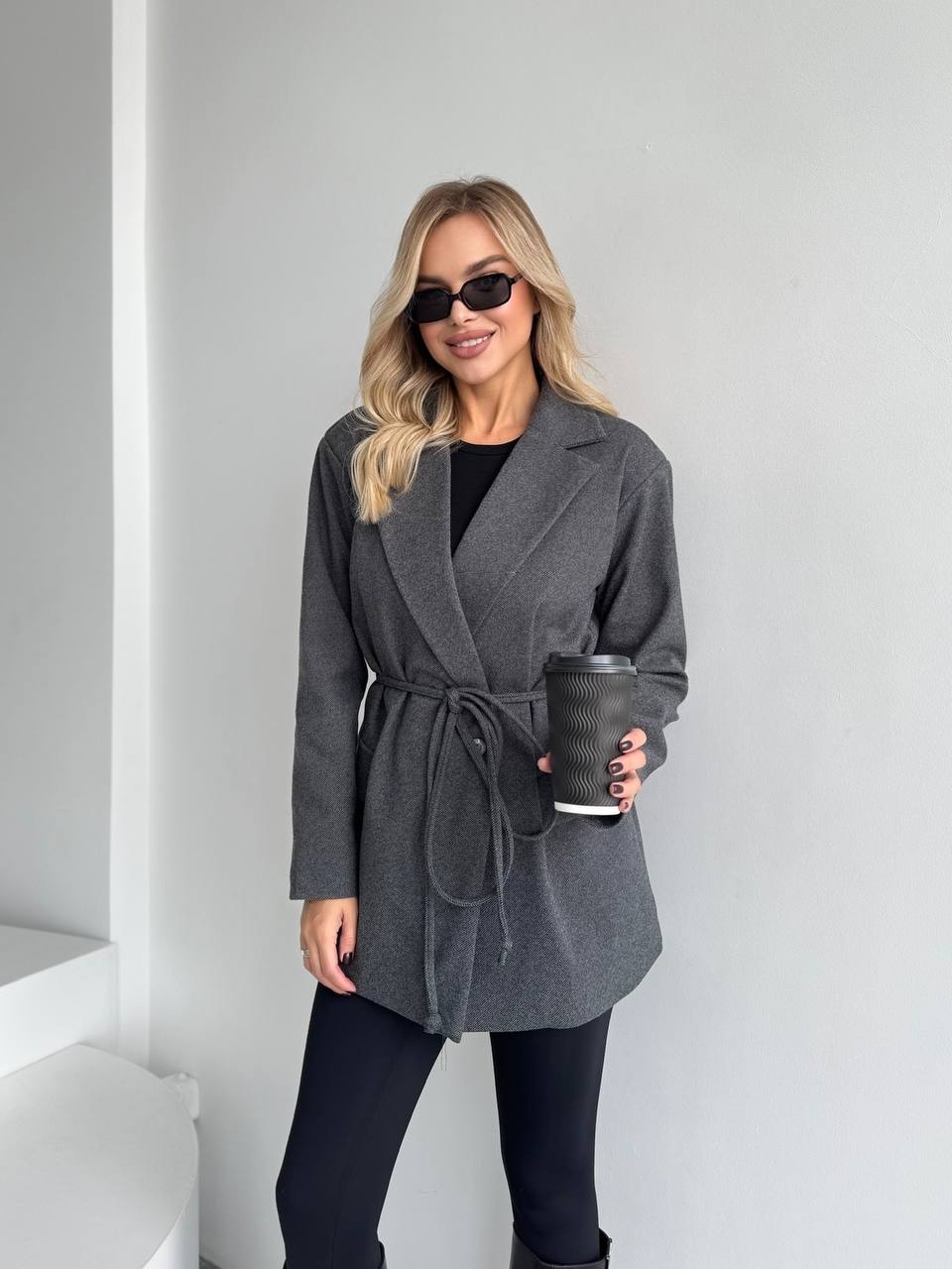 Женский пиджак с плечиками серого цвета 35222