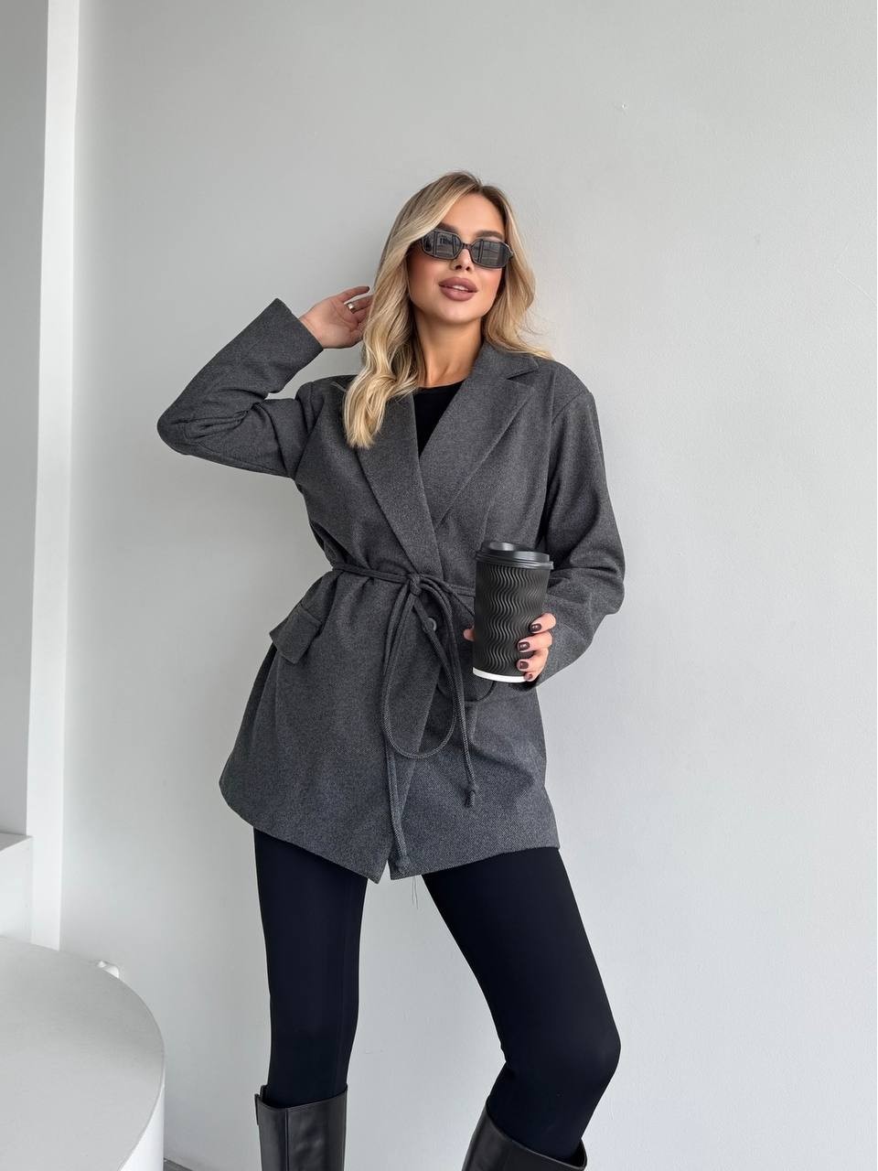 Женский пиджак с плечиками серого цвета 35222