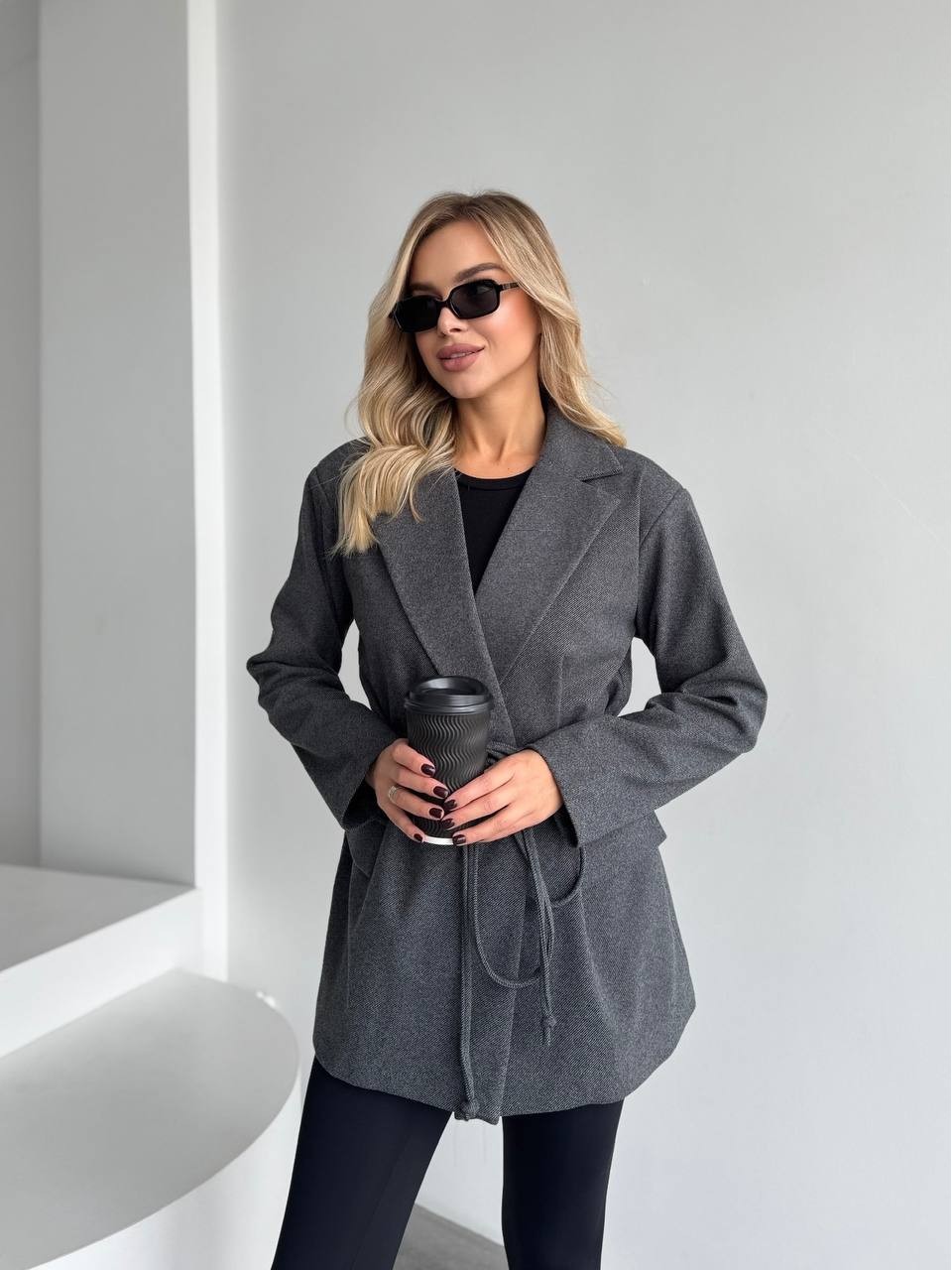 Женский пиджак с плечиками серого цвета 35222