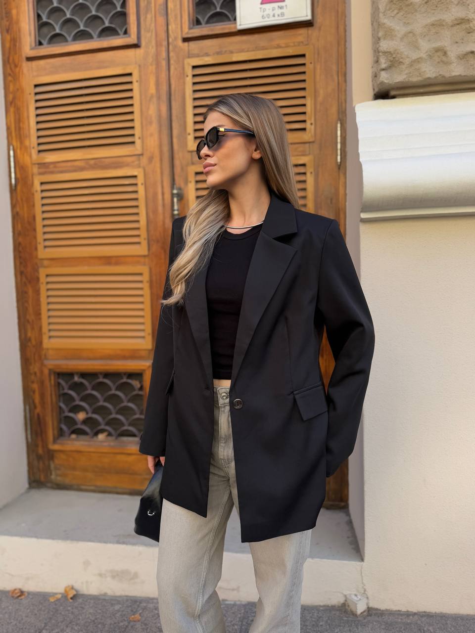 Женский пиджак с поясом черного цвета 34647