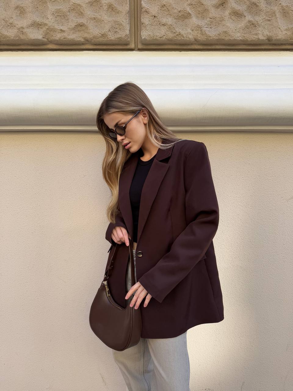 Жіночий піджак з поясом коричневого кольору 34648