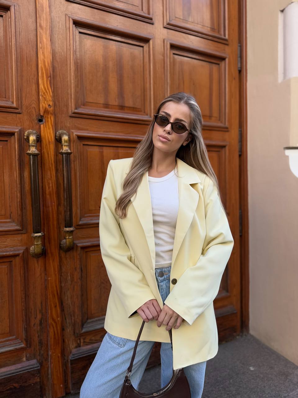 Жіночий піджак з поясом жовтого кольору 34649