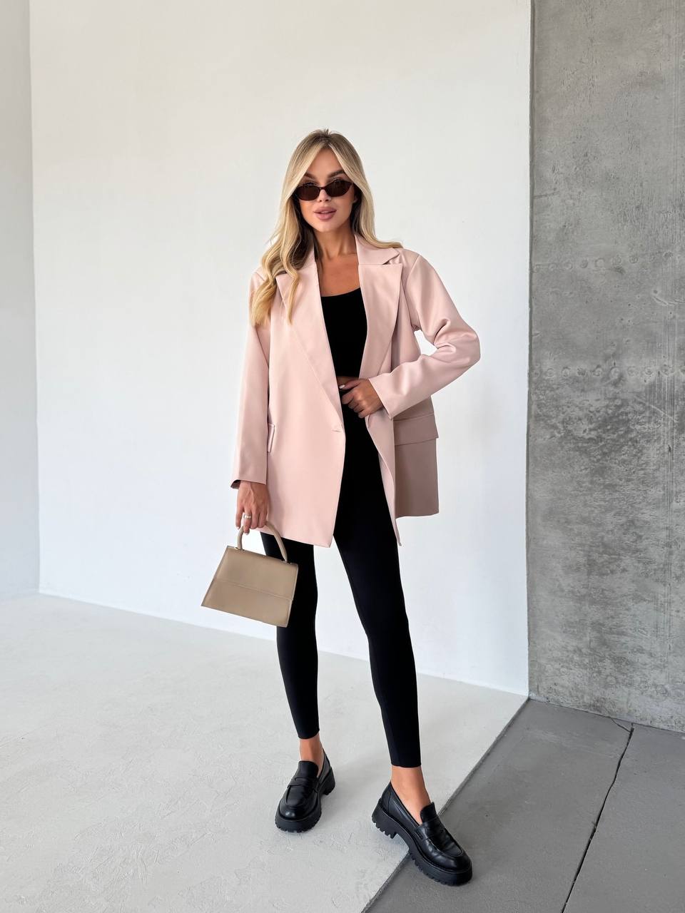 Женский удлиненный пиджак с поясом бежевого цвета 34125