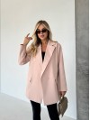 Женский удлиненный пиджак с поясом бежевого цвета 34125