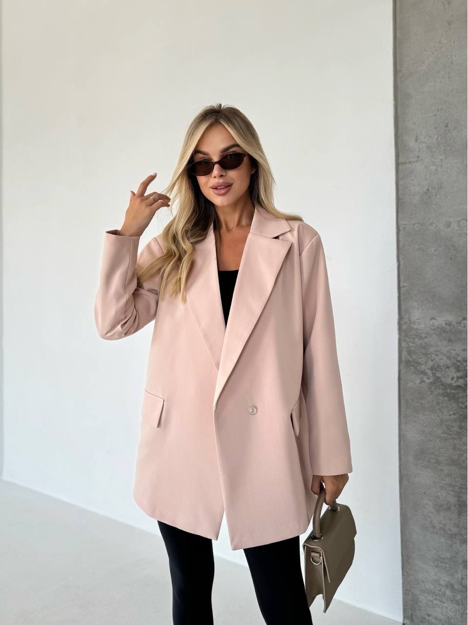 Женский удлиненный пиджак с поясом бежевого цвета 34125