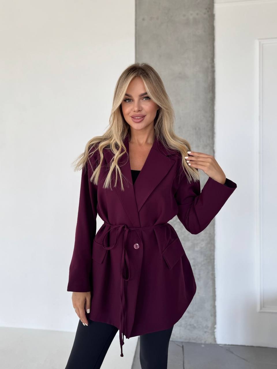 Женский удлиненный пиджак с поясом бордового цвета 34123