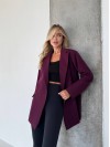 Женский удлиненный пиджак с поясом бордового цвета 34123