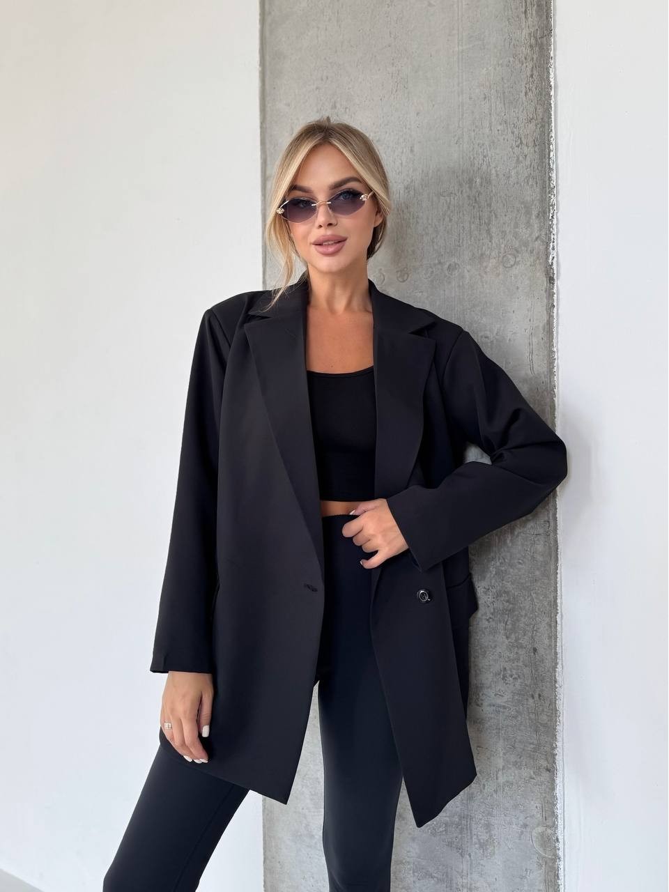 Женский удлиненный пиджак с поясом черного цвета 34121